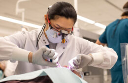 CWRU牙科学系学生为病人做牙齿护理
