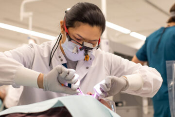 CWRU牙科学系学生为病人做牙齿护理