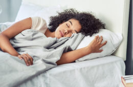 一位年轻女子在床上平静地睡觉