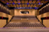 罗伊格林剧院从舞台上向外看座位的照片