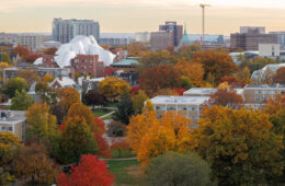 CWRU校园的航拍照片，树上有秋天的树叶