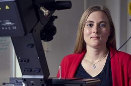 CWRU物理学家莉迪亚·基斯利站在实验室的照片