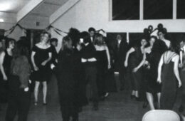 上世纪90年代薰衣草舞会上，人们聚集在一起的黑白照片