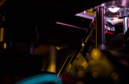 3D成像机器的照片，紫色的光穿透组织样本