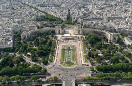 从埃菲尔铁塔拍摄的照片展示了巴黎的建筑和绿色植物