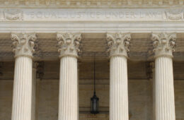 华盛顿特区最高法院大楼上的柱子