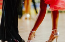 男人和女人穿着正装跳舞的腿部镜头