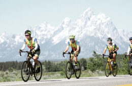 Steven Wang骑着自行车的照片，背景是山，其他三个骑自行车的人也跟着他