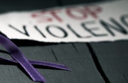 紫色丝带和写着“停止暴力”的标志的特写