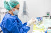 一个护士的照片研究员在实验室里戴上万博appmanbetx官网手套