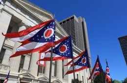 俄亥俄州国旗在俄亥俄州哥伦布州议会大厦前飘扬。