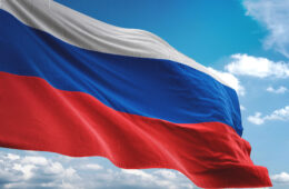俄罗斯国旗挥舞多云的天空背景逼真的3d插图