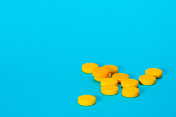 蓝色的桌子上有黄色的药丸