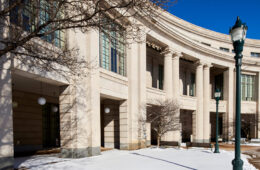 开尔文·史密斯图书馆的外部照片，前面的地面上有雪，头顶上有蓝天