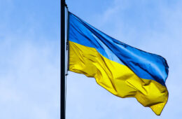 背景为蓝天的乌克兰国旗