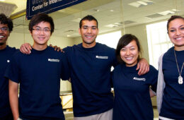 2011年，CWRU的学生志愿者在国际事务中心的盛大开幕仪式上穿着相配的t恤