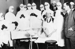 1910年，一群医科学生正在为外科手术做准备。