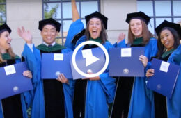 凯斯西储大狗万客户端学(Case Western Reserve University)的五名学生身穿博士袍，手持毕业证书欢呼