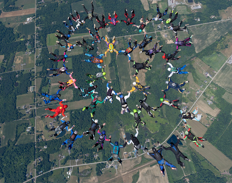 从上面拍摄的38人跳伞编队的照片