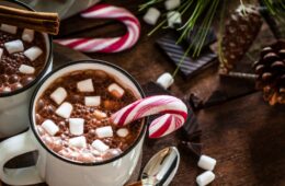 热巧克力、棉花糖和拐杖糖的特写