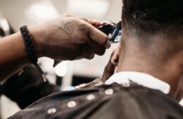 一个理发师为客户理发的特写镜头。
