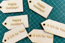 写着“节日快乐”和“给你的礼物”的木质礼品标签照片
