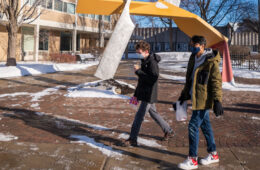 学生们走在北住宅村的Start雕塑前，周围环绕着积雪